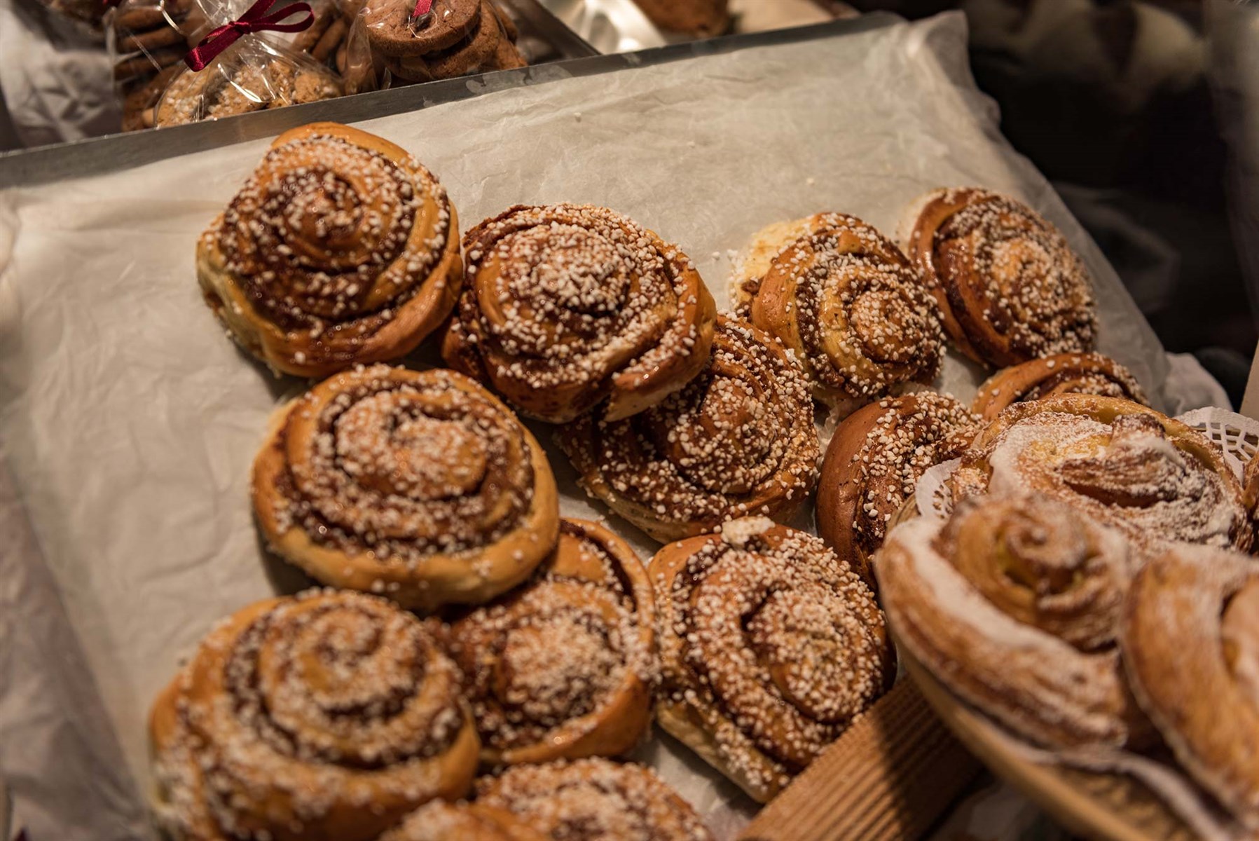Nybakta bullar på en plåt