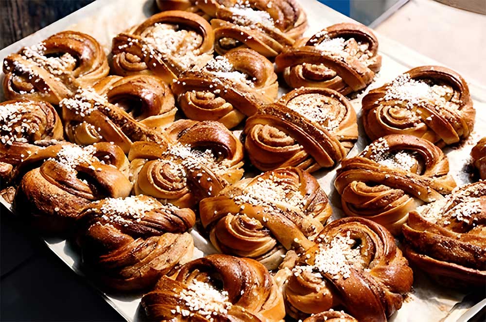 Nybakta kanelbullar på en plåt
