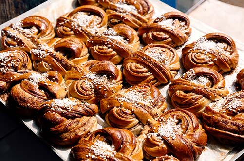 Nybakta bullar på en plåt
